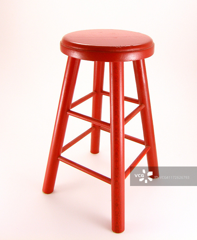 白色背景上的单个红色凳子图片素材