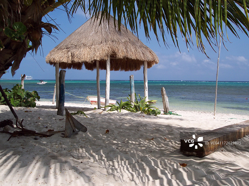 带有锚和渔棚的海滩景色图片素材