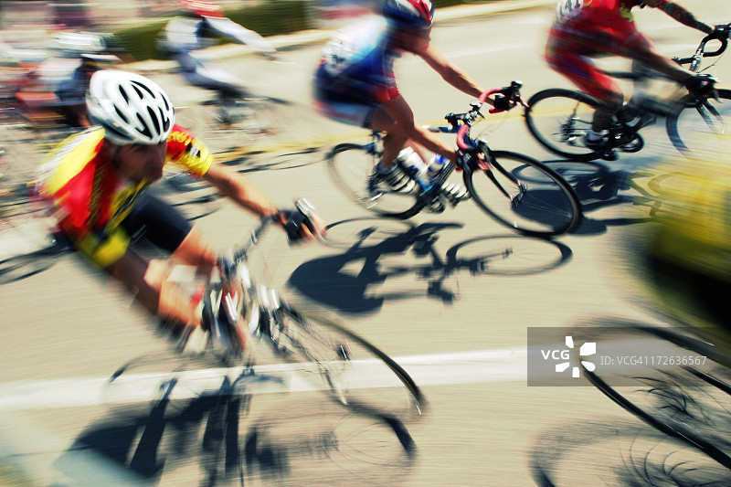 自行车赛：转弯图片素材