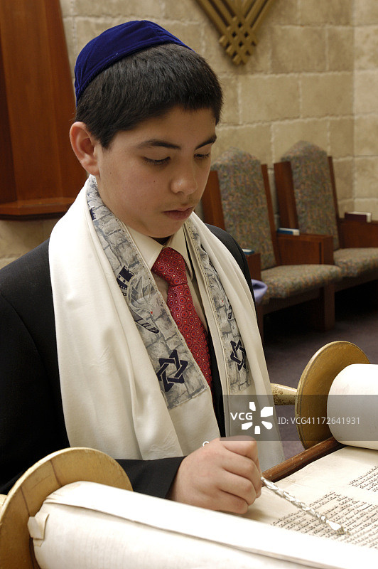 年轻男人的成年礼图片素材