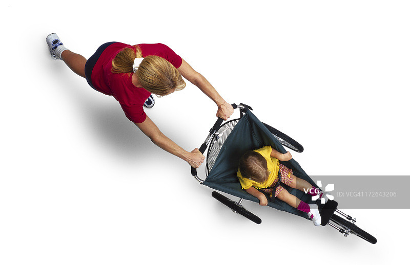 母亲推着婴儿慢跑图片素材