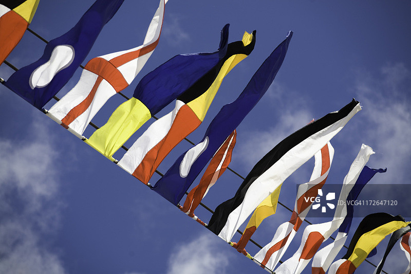 在天空飘扬的欧洲国家旗帜图片素材