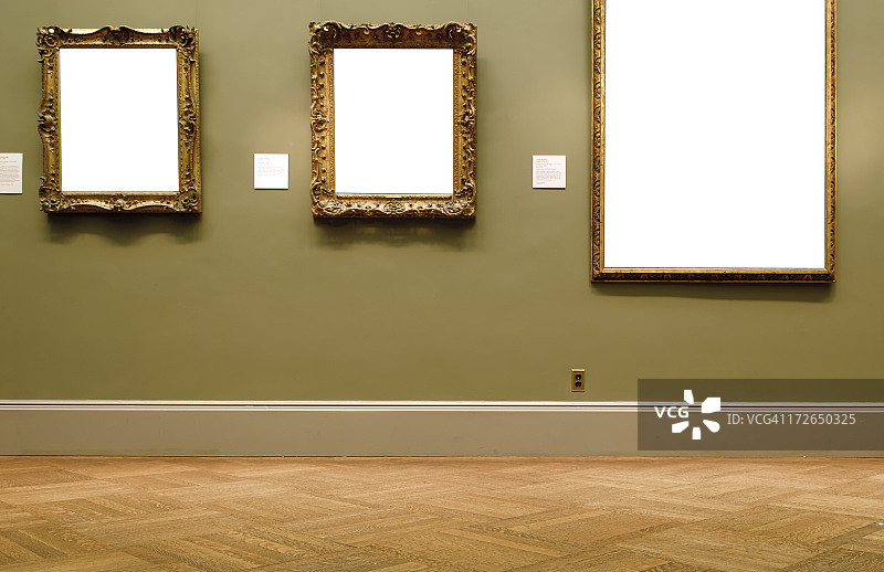 墙上不同尺寸的空画框图片素材