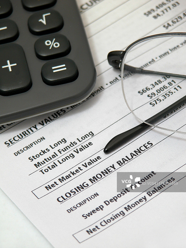 带有眼镜和计算器的财务报表图片素材