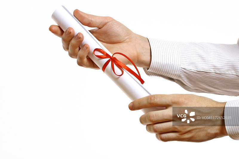双手递出文凭图片素材