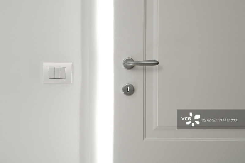 白色门开启2图片素材