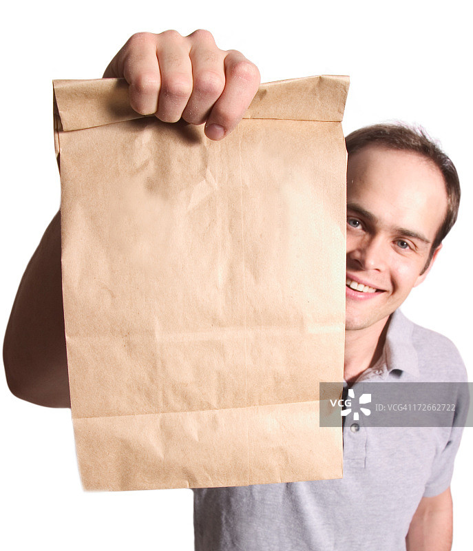 男人递过来的棕色纸袋图片素材