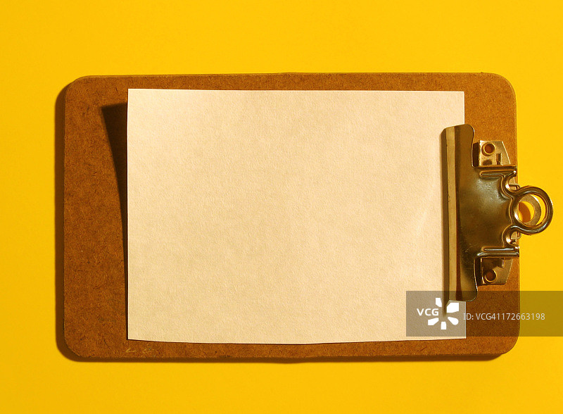 黄色背景上的剪贴板图片素材