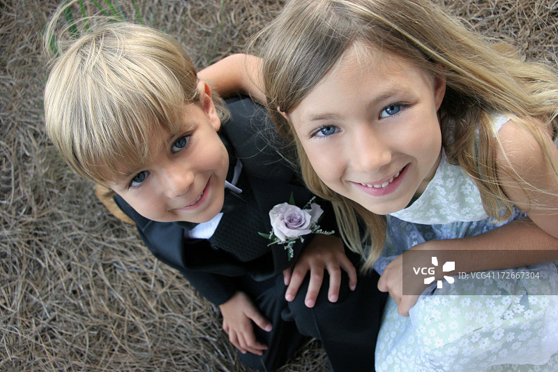 婚礼上的可爱花童和戒指童图片素材