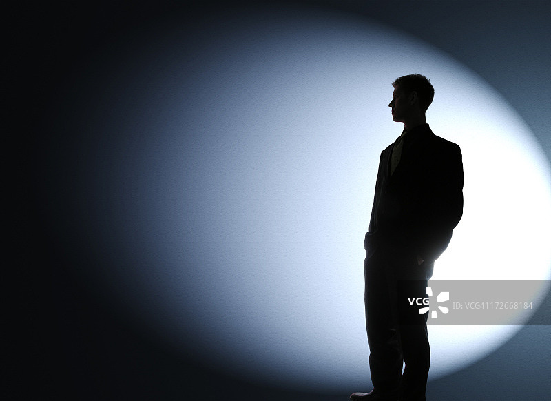 聚光灯下的商务人士剪影图片素材