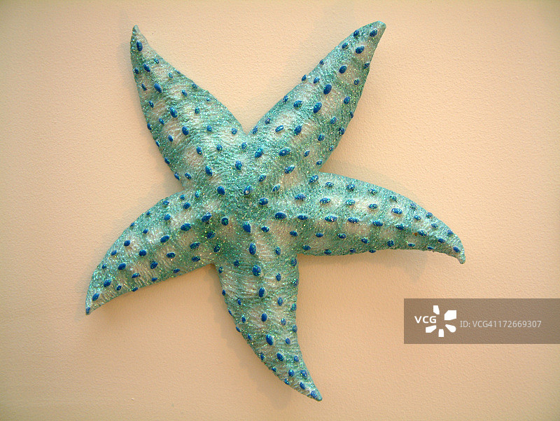 离开水面的蓝色圆点海星图片素材