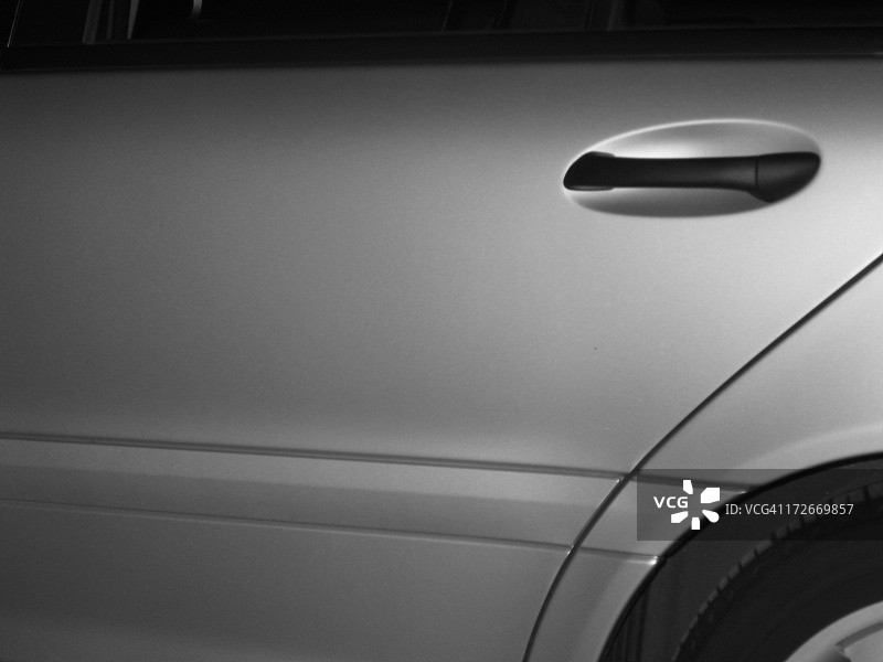 银色汽车的后门图片素材