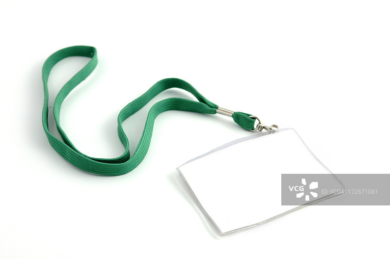 白色背景上带有绿色挂绳的空白名牌图片素材