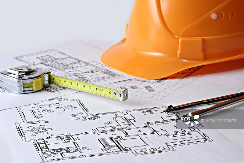 建筑概念图：建筑图纸与安全帽图片素材