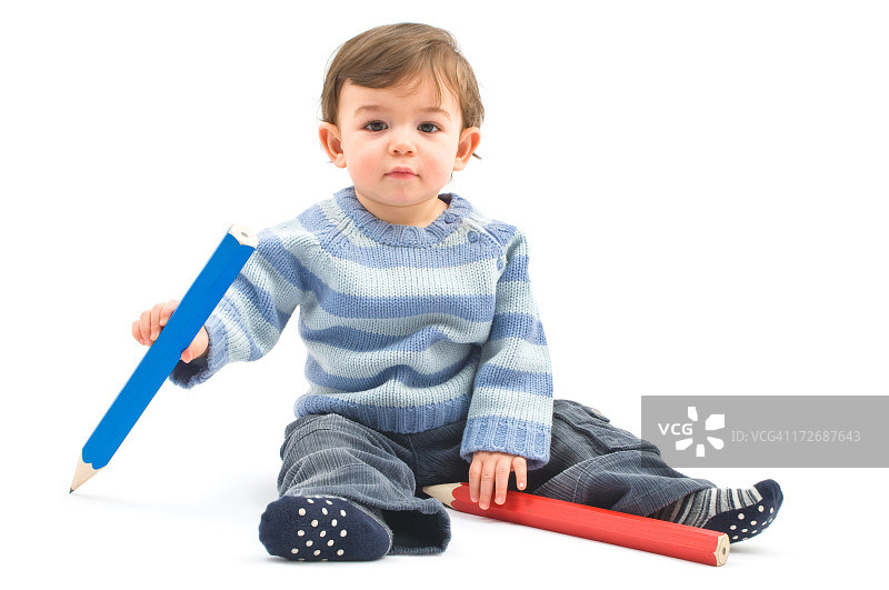 坐在白色背景上的男婴图片素材