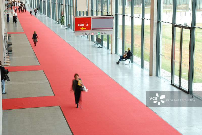 商务人士在会议中心行走图片素材