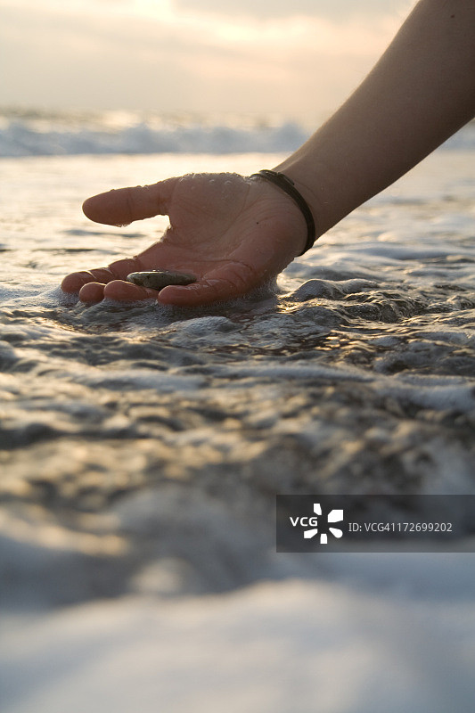 手触碰清水图片素材