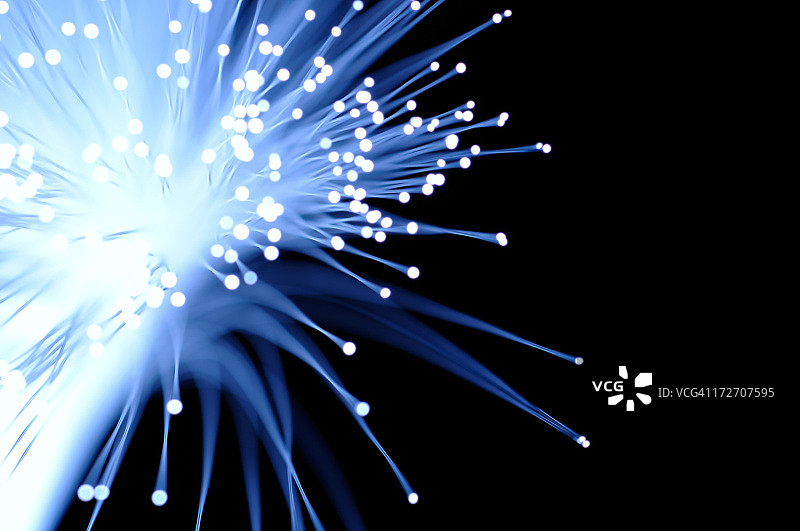 黑色背景上的蓝色光纤电缆图片素材