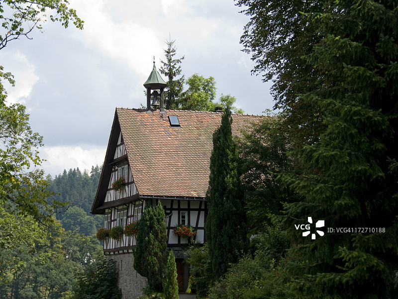 带有钟楼的巴伐利亚半木结构房屋图片素材