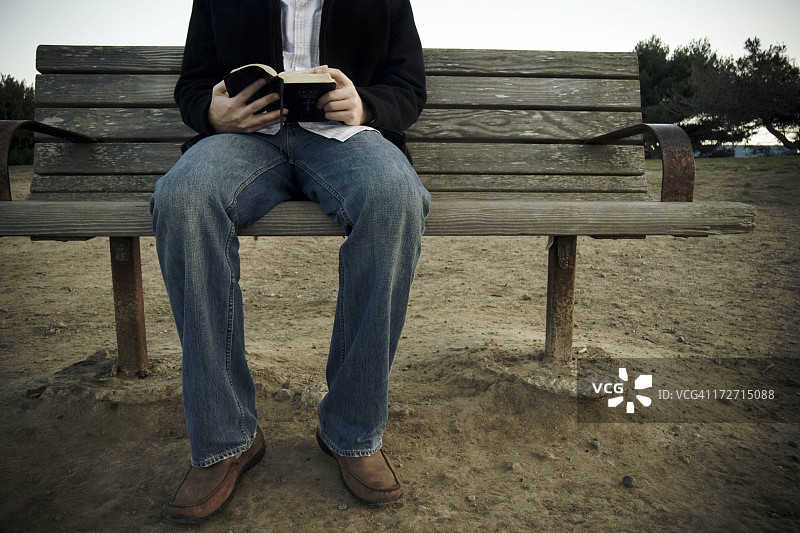 男人阅读圣经图片素材