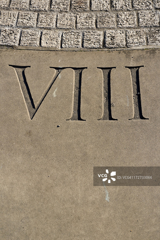 日晷上雕刻的罗马数字VIII图片素材