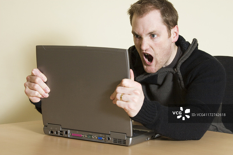 电脑崩溃图片素材