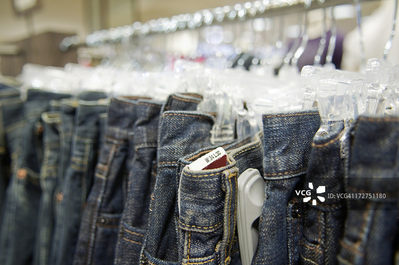 百货商店的蓝色牛仔裤货架图片素材