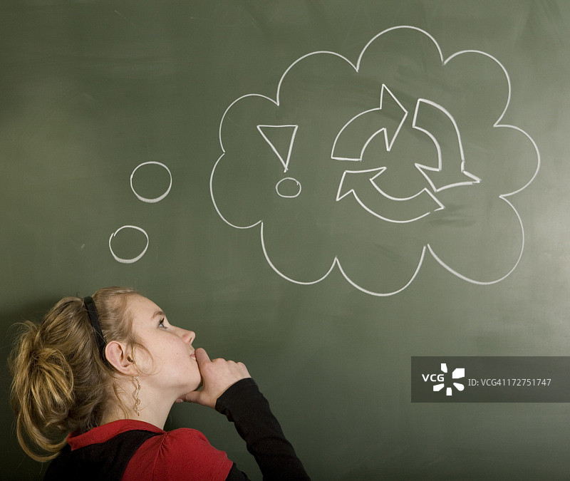 女孩在黑板上解题图片素材