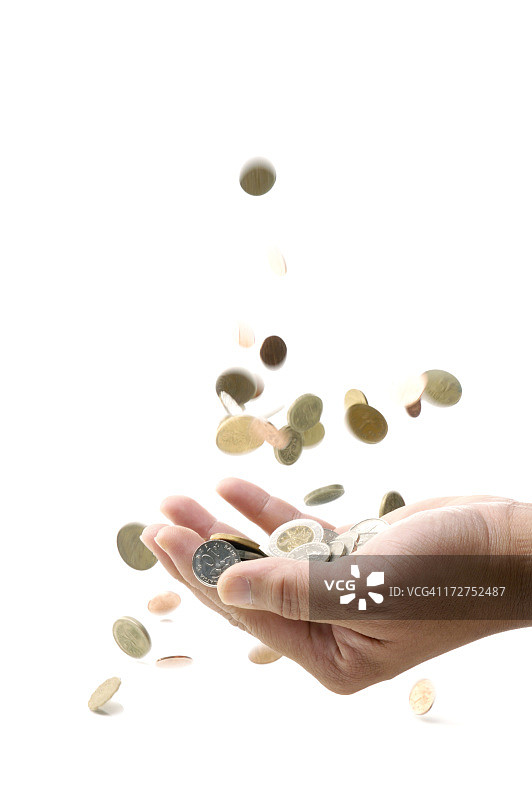 双手捧接掉落的硬币特写图片素材