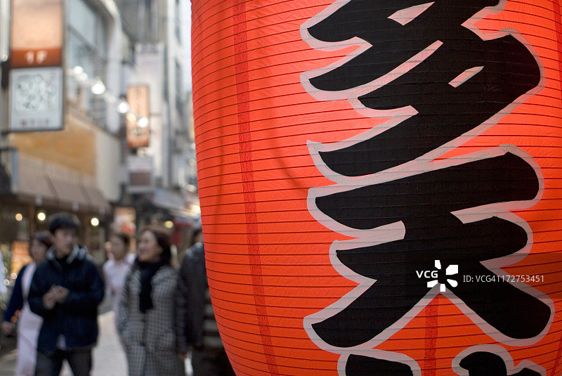 现代与传统城市风貌：东京新宿图片素材