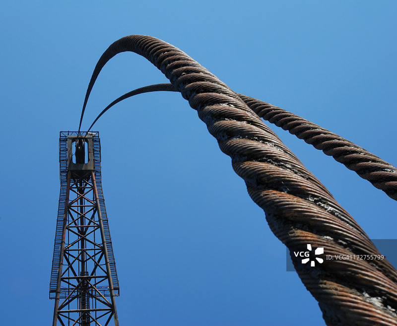 高大起重机的拱形缆线系列图片素材