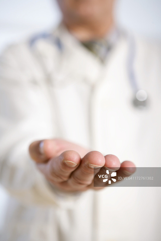 医生手中的物品图片素材