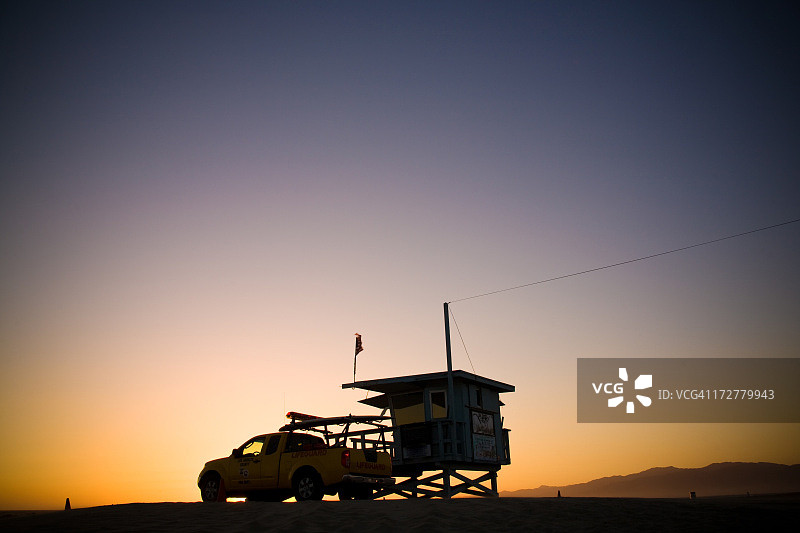 日落时的救生员塔和皮卡车图片素材