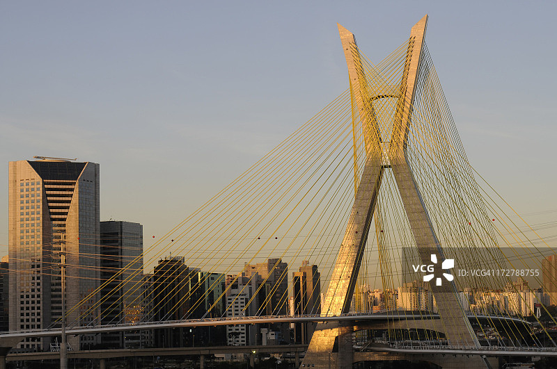 夏日傍晚的圣保罗大桥图片素材