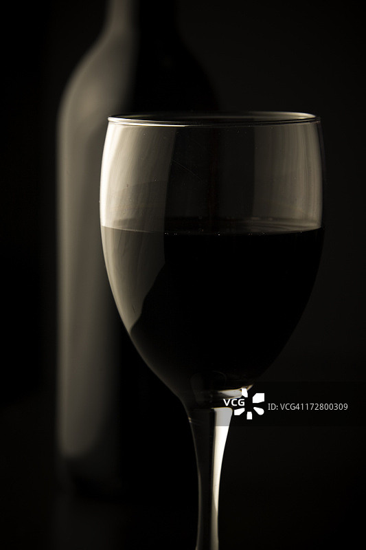 玻璃杯与葡萄酒瓶图片素材