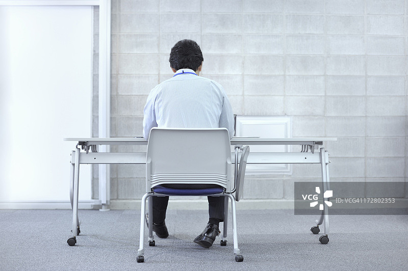 使用笔记本电脑工作的商务女性图片素材