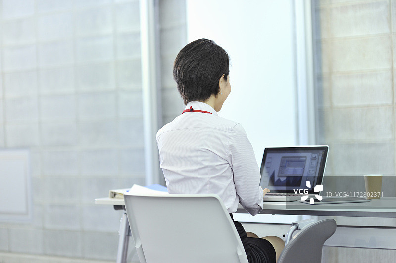 使用笔记本电脑工作的商务女性图片素材