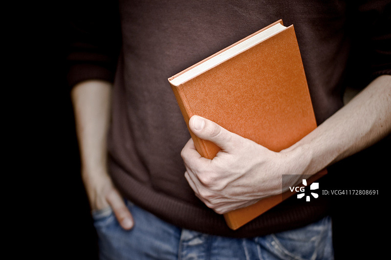 手持书本图片素材