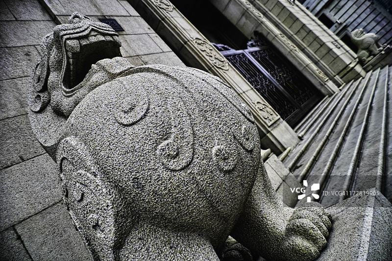 上海建筑前的狮子雕像图片素材