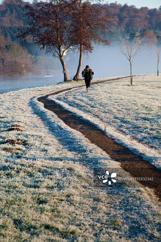 泰晤士河畔小路上的霜冻步行者图片素材