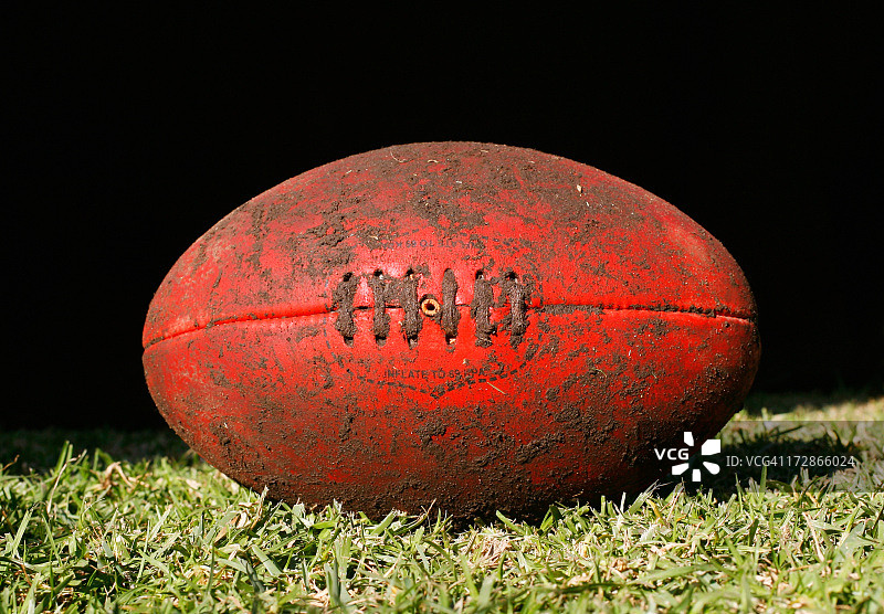 泥泞的澳式足球图片素材