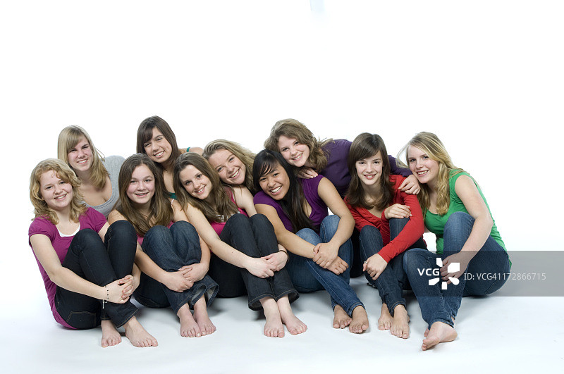 十个微笑的青少年女孩在地板上图片素材