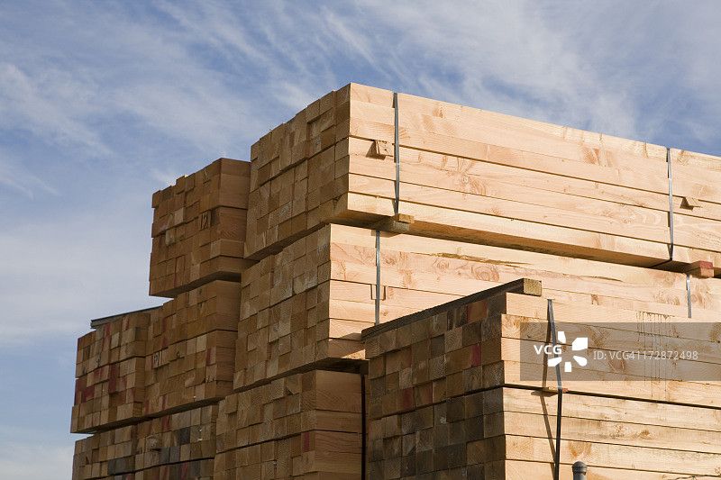 木材堆放在木材堆场或建筑工地图片素材