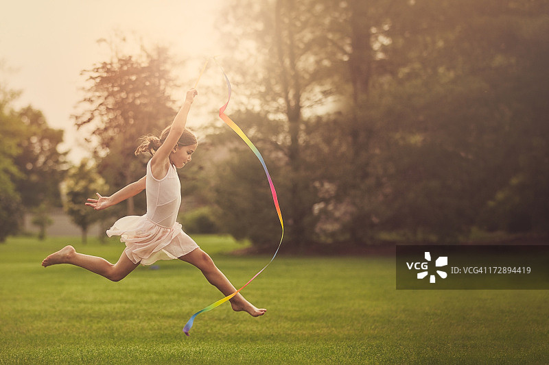 小女孩练习丝带体操图片素材