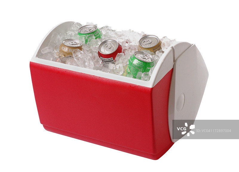 装有冰和五罐苏打水的红白冰桶图片素材
