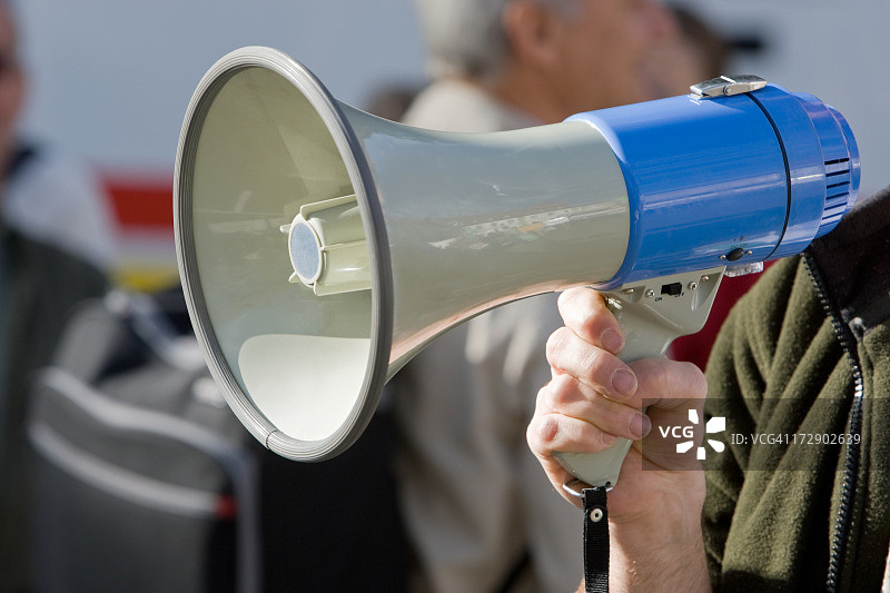 手持蓝色扩音器的动作姿势图片素材