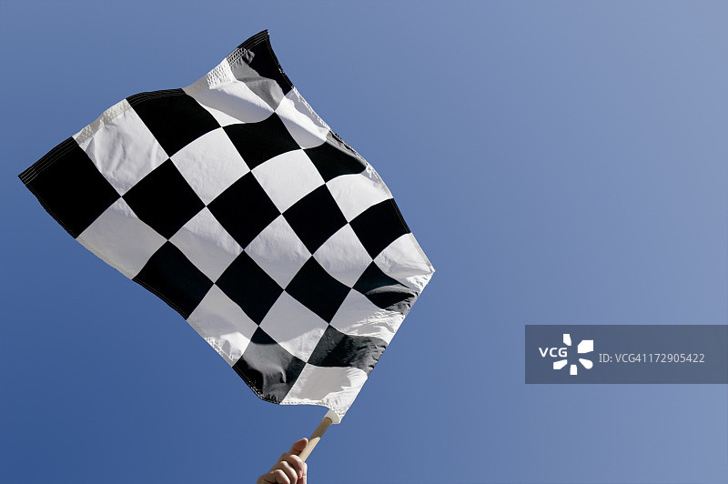 在蓝天下挥舞的方格旗图片素材