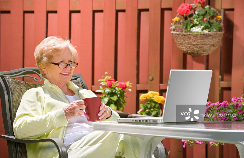 老年妇女使用电脑工作图片素材