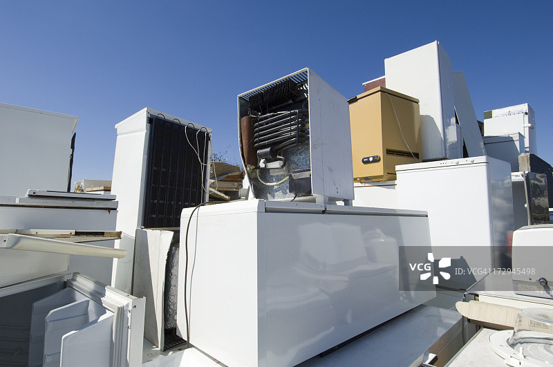 堆积如山等待回收或报废的冰箱图片素材