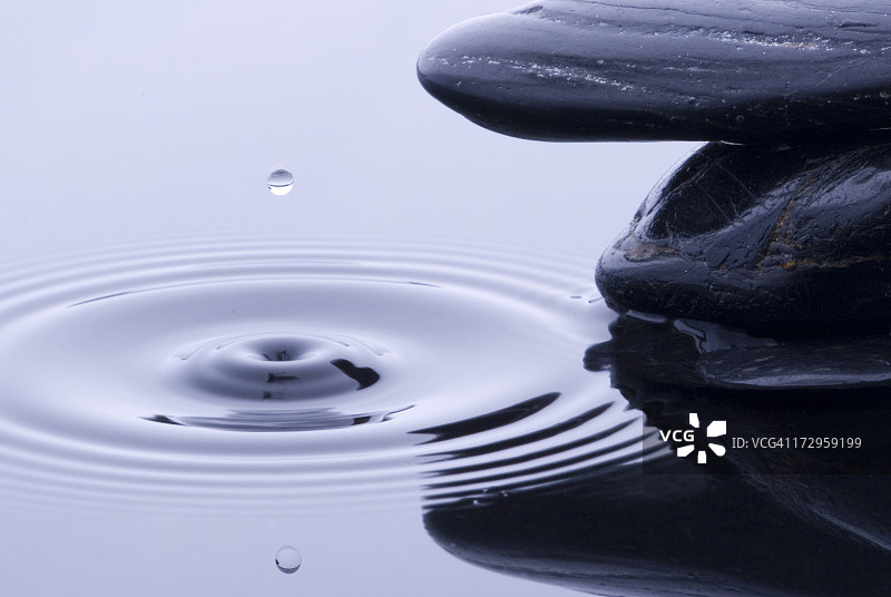 水滴落入岩石边的水池图片素材